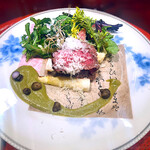 草喰 なかひがし - ✽ 北海道様似町の完全放牧野生牛（アンガス種）に蕗の薹の味噌をソースで上にはむかごを、雪に見立てたのは吉田牧場（岡山県）のパルメザンチーズ、付け合わせは菜の花、ホワイトアスパラ（香川県）にネギ。