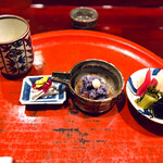 草喰 なかひがし - ✽ パープル色のおから…金時人参、黄色い人参、紫人参を混ぜているが紫に染まるらしい、真珠豆を乗せて。秋田県のもやしと上にはスグキにラブレ菌を入れて（赤く染まるらしい）。香の物