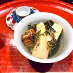 草喰 なかひがし - ✽ 炊き合わせ…筍の蒸し焼きとわかめ
      まだ山椒はないので、去年の乾燥花山椒落とし入れて、
      揚げた蓮根も添えて。って炊き合わせちゃうやん→ちゃんと先に炊き合わせではないと仰っていました。