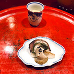 草喰 なかひがし - ✽ 二年熟成の鯖のなれずし…見えないが後ろは焼いたブロッコリー、手前は焼いた菊芋と菊芋のソース、ミズタマという山菜をお釈迦様の涅槃会（3月15日）因んで数珠に見立てて。長野県松本の白ワインと