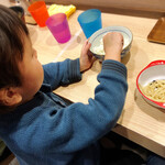 拉麺大公 - ご飯と麺を交互に食べる我が子