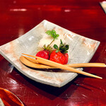 草喰 なかひがし - ✽ 水菓子… 酒粕のシャーベットに野人参という葉（人参ではない）を乗せて、上賀茂で採れた苺、シャーベットに下は文旦と文旦のマーマレード。