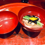 草喰 なかひがし - ✽ 煮物椀…蓋の裏にはつくしが描かれている。小川で採れたワカサギを酒蒸しにして湯葉をまいて、香茸、壬生菜と。