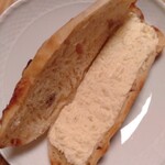 Comme’N TOKYO 本店 - コムン流ミルクフランス350円：表面に塩がまぶされていること、ほんのり甘みをつけたバターといった感じのクリーム﻿ から、かなりあっさり。