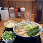 中華蕎麦 春馬 - 朝ラー（しょうゆ）700円に九条ねぎTP100円