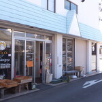 はなぱん - 店主はSUP（スタンドアップ・パドルボード）大好きとのこと、店内にはSUP関連の用具が並ぶ