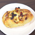 はなぱん - ドライフルーツのフランス（ハーフ￥300）。トングで掴むと、ずっしりとした重み！