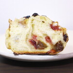 はなぱん - レーズン・グリーンレーズン・クランベリー・いちじく・ドライパイン・ドライパパイヤが入る