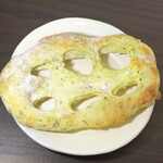 はなぱん - バジルクリームチーズのフーガス（￥300）。パリパリ系かと思いきや、もっちりと弾力豊かな生地