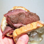 はなぱん - パンより鹿肉が多いほどのサービス精神。クセのあるブルーチーズの風味、ぜひ赤ワインと合わせて！