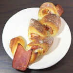 はなぱん - 厚切りベーコンエピ（￥300）。でっかいベーコンが貼り付いたような迫力に、思わず購入！