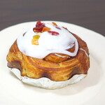 はなぱん - シナモンロール（￥220）。シナモンの甘い香り、アイシングの上にドライフルーツをのっけた姿が可愛い