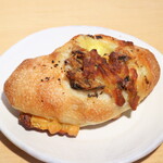 はなぱん - サバディーン・チーズフランス（￥450）。沼津港の水産会社「かねはち」とコラボ、オイルサーディンのサバ版が入る