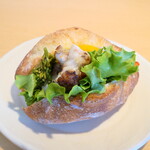 はなぱん - 真鯛のサンド（￥500）。店主みずから沼津港で買い付け、さばいて、ハード系パンに挟んで提供