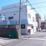 はなぱん - 沼津港の対岸、我入道の住宅街に潜む「はなぱん」。水色のファサードが目印、その手前に駐車場あり