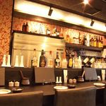 いつものところ - お酒が並ぶカウンター席。落ち着いた雰囲気です