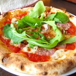 ドン マンジョーネ ディ ナポリ - プロシュートコットとルッコラ（プロシュートコット、ツナ、ルッコラ、チーズ、ブラックペッパー）