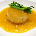 四川飯店 - 蟹黄鮮貝
      帆立貝柱の旨味たっぷりタラバ蟹の卵ソース
      