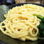 横浜家系ラーメン 魂心家 - 小麦胚芽を練り込んだ麺はやや太めで、もっちり感の強いもの