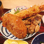 アゲサワ - ミックスフライ定食（大きな海老フライ、コロッケ、唐揚げ）