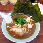 横浜家系ラーメン 魂心家 - 黒胡椒味噌（￥730）。黒みの強いスープは、豚骨ベースゆえにトロリとして濃厚