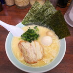 Yokohama Ie Keira-Men Konshinya - 醤油ラーメン（￥730）＋味玉トッピング（￥100）。第一印象は「パワフルな濃い味」