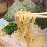 Yokohama Ie Keira-Men Konshinya - 麺はモチモチとした食感が好印象