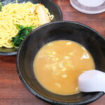 Yokohama Ie Keira-Men Konshinya - つけスープは甘辛い豚骨醤油。ドロドロ感が強くて麺によく絡む。ラーメンより味が濃すぎず、バランスの良い印象