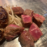 くずし鉄板 あばぐら 神田店 - ◆ あばぐら昼御膳　2500円
                      黒毛和牛100%ハンバーグと厳選黒毛和牛ステーキセット
                      黒毛和牛ハンバーグ180gと黒毛和牛ステーキ御膳　50g