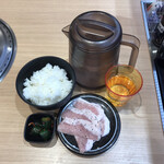 Kaiten Ren Yakiniku Ittou - 焼肉 いっとう 豚トロ\220 ご飯(中)\220 胡瓜キムチ110