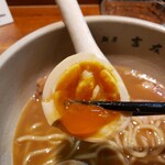 麺屋吉左右 - 半熟具合がたまらない玉子。
