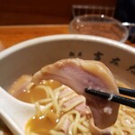 麺屋吉左右 - 忘れられないチャーシュー。スープを纏って！！