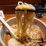 麺屋吉左右 - ツルツルの自家製中太麺、モチモチです。