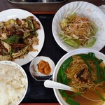 Kyuuryuu - 全体図、大根サラダが、大きめ。台湾ラーメンはこれでもミニサイズ