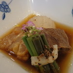 トゥ・ラ・ジョア - 青大根と和牛、アキレス腱のトリュフスープ炊き合わせ（２月）