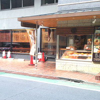 とんかつ まい泉 青山本店 - 売店の隣にあるレストランはリフォームの為2月７日８日は休業。