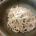 Nikusoba Tomuraushi - ねぎののった蕎麦