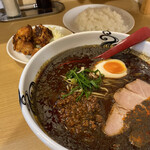 坦々麺　四川 - ◎黒胡麻担々麺ランチ¥880
      ランチは4種から選べる惣菜(鶏の竜田揚げ)とご飯の構成
      ※ご飯はお代わり無料