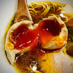 自家製麺 つきよみ - コレが激旨だった。黄身が麺に絡むと極旨麺に昇格。今まで食べた味玉で一番かも。