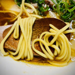 自家製麺 つきよみ - 美味い自家製麺が旨スープを纏ってる