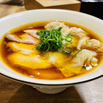 自家製麺 つきよみ - スープに浸かってるトッピングが幸せそう。食べ初めはオイリーがちょっと気になり、食後はそのオイリーと塩味が口の中に残り、夕方まで喉が渇いた状態だったのだけが残念。