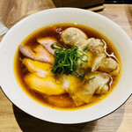 自家製麺 つきよみ - 5分程で着丼、見た目でもう美味い。奥深い味わいのスープが麺とトッピング全てを美味く纏めてる。豚レア焼豚は噛む程に旨味が出てくる。腹九分目で満足。