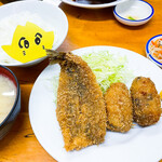 Takeno - ミックスフライ。牡蠣とアジ。カキフライは小さい牡蠣がギュッとタップリ詰まってて濃厚〜！