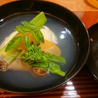 小猿 - お椀は、蛤真丈。吸い地はかなり甘味が強め。真ん中のオレンジ色はカラスミ。