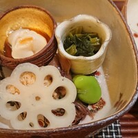 小猿 - 先付け八寸。左上から時計回りに、鯛白子ポン酢、花山葵おひたし、そら豆、ホタルイカ、鯛の子うま煮、甘酢レンコン。
