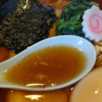 Ramen Soyokaze - 「極！煮干し醤油ラーメン」のスープは、色は薄めでサラッとした感じです。