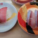 回転寿司　江戸ッ子 - 左：中トロ　右：桜ブリ