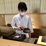 日本料理FUJI - 胡麻和え用の、貴重な藤枝産・国産胡麻を目の前で煎ってます！