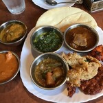 シディークパレス  - 左上からチキンカレー、サーグ（ほうれん草）カレー、ナン、マトンコルマ、バターチキン、野菜カレー、マライティッカ、チキンティッカ、鶏唐揚げ、ローストチキン、挽肉パテ