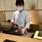 日本料理FUJI - 胡麻和え用の、貴重な藤枝産・国産胡麻を目の前で煎ってます！